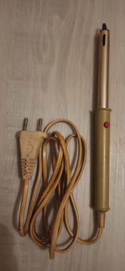 Elektrický zapalovač.