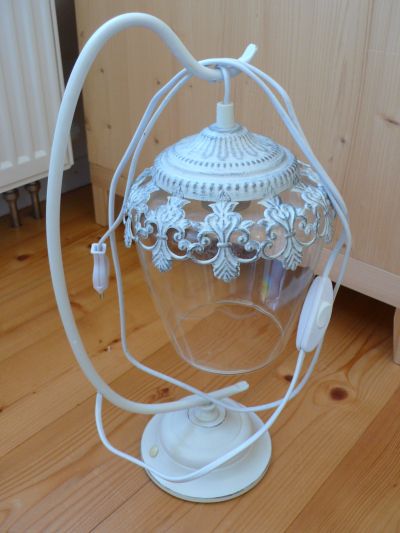 bizarní stolní lampa...