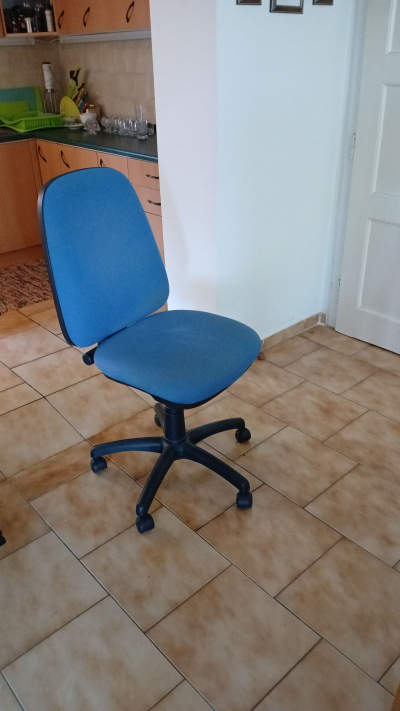 Otočná pojízdná židle