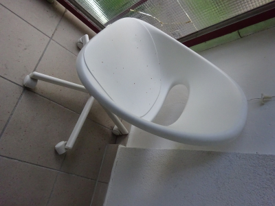 Daruji bílou židli