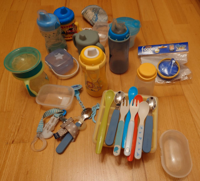 Mix lahviček, příborů a krabiček