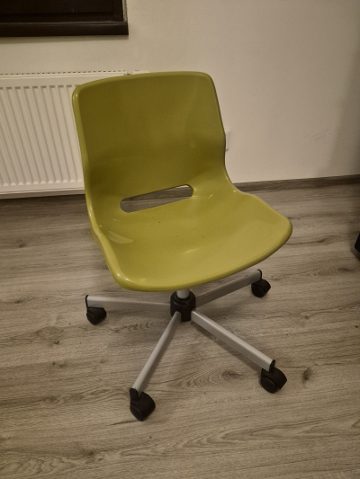 Malá židle na kolečkách