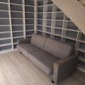Šedá rozkládací sedačka