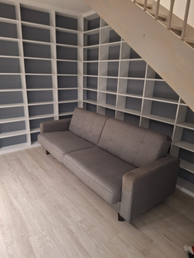 Šedá rozkládací sedačka