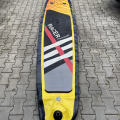 Paddleboard s plastovou ploutví