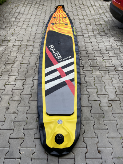 Paddleboard s plastovou ploutví