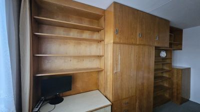 Kompletní ložnicová sestava / nábytková stěna