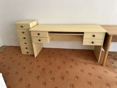 Psací stůl s komodou