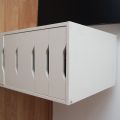 IKEA černobílý stůl se zásuvkami