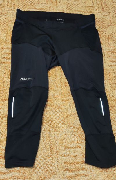 Kratší sportovní kalhoty.