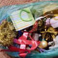 Tašku mašlí, třepení, pár vánočních ozdob, svíčky a pod.