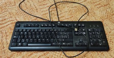 USB drátová klávesnice.