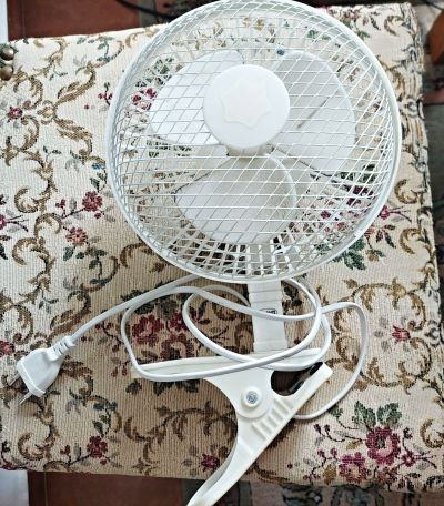 el. ventilátor ( průměr cca 22 cm) s klipem k PC