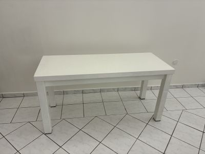 Stolek s kovovou konstrukci (da se na nem sedet)