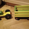 Dřevěný traktor.