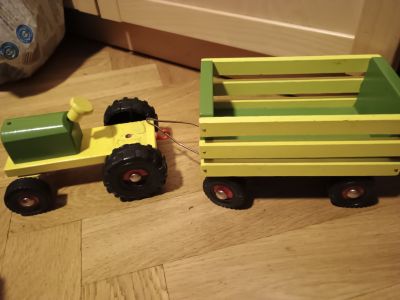 Dřevěný traktor.