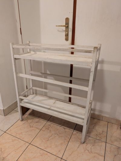 Bílý dřevěný botník