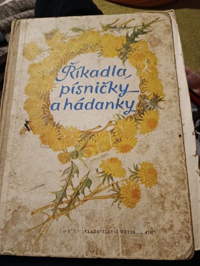 Kniha Říkadla, písničky a hádanky