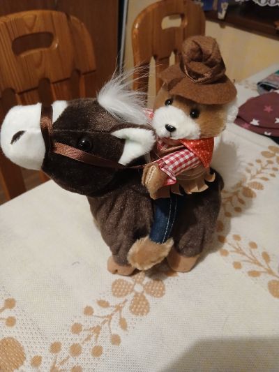 medvídek kovboj na baterky, skáče