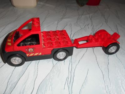 Auto s přívěsnou plošinou