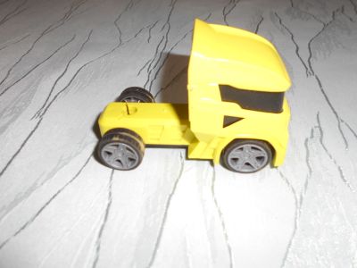 Žluté auto