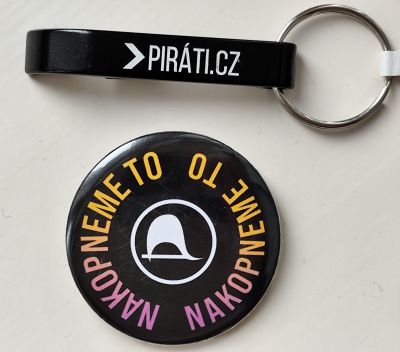 Set otvírák a odznáček Pirati