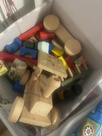 Dřevěné kostky, vlacek, krabice pastelek, fix