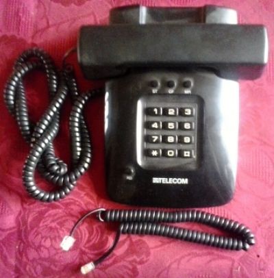 Černý tlačítkový telefon
