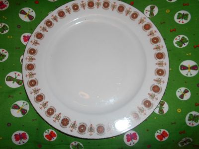 1 mělký zdobený talíř