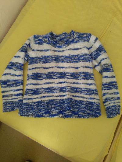 Modrobílý pruhovaný svetr