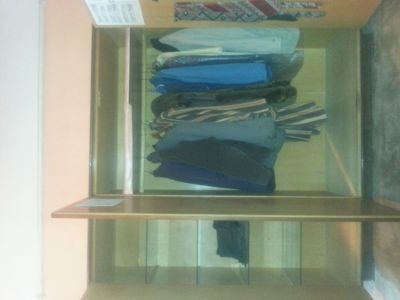 	 trojdveřová skříň - poličky a šatník