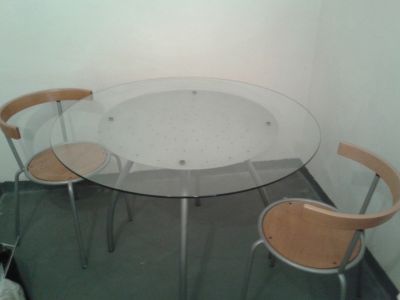 Jídelní skleněný stůl + 2 židle (Ikea)