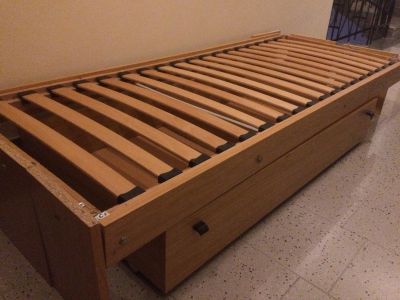 Starší postel s roštem a šufletem