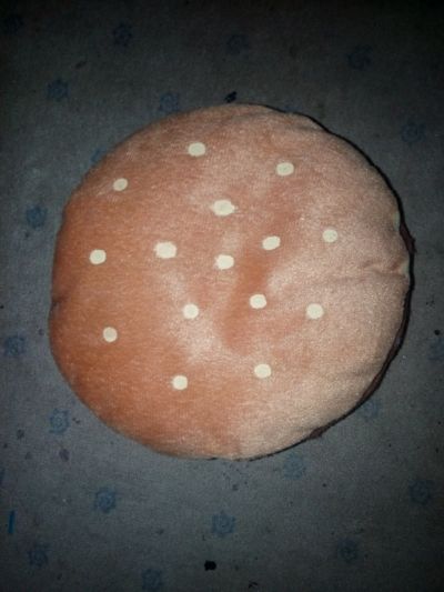 skladník na cd ve tvaru hamburgeru