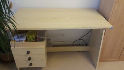 Starší psací stůl - světlý