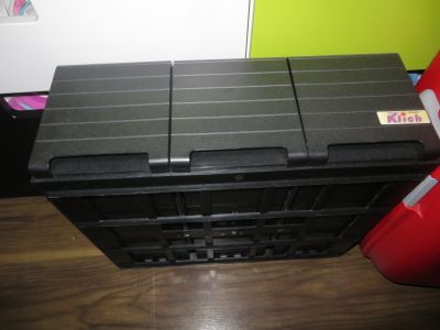 Černý plast box cca 44x37 s filmy na DVD (cca 5kg)