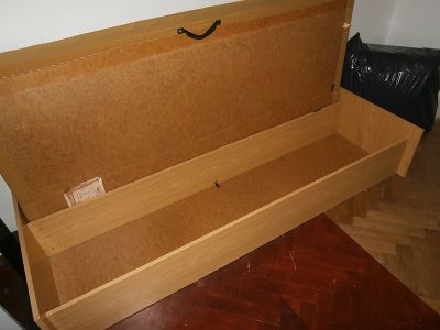 Dvě stejné staré válendy