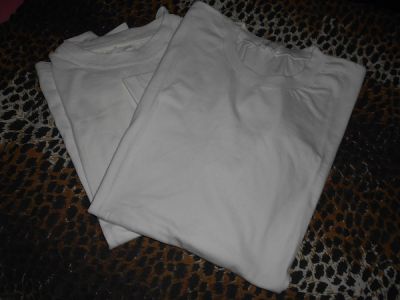2 bílá trička