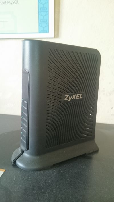 Starý router Zyxel na náhradní díly