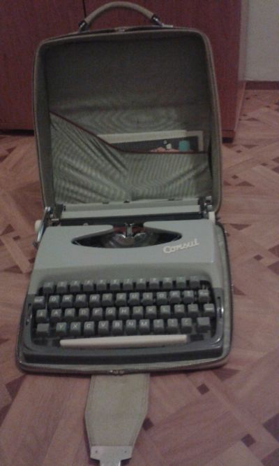 Klasický kufříkový psací stroj