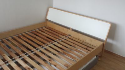 Velkou postel pro dva z Ikea