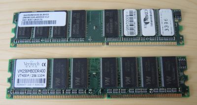 2x paměť 256 MB, DDR 400 MHz