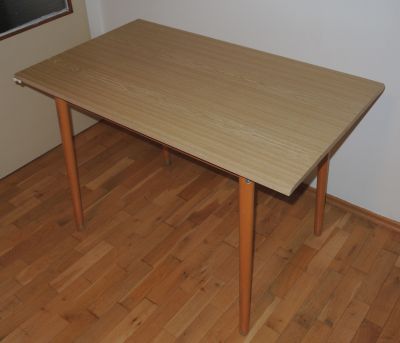 Dřevěný stůl 