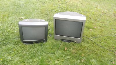 Daruji 2 staré televize. K tomu 2 septoboxy.