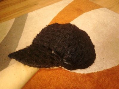 Černá teplejší baretka