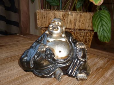 Dřevěná soška mnicha - symbol hojnosti a štěstí