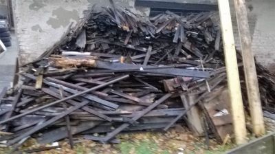 Daruji za odvoz dřevěné došky ze staré střechy