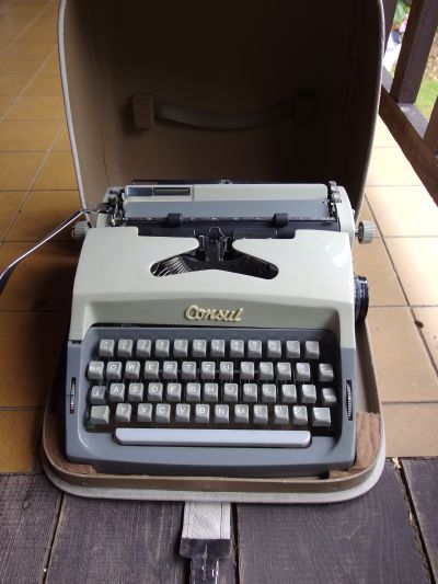 Starý psací stroj Consul