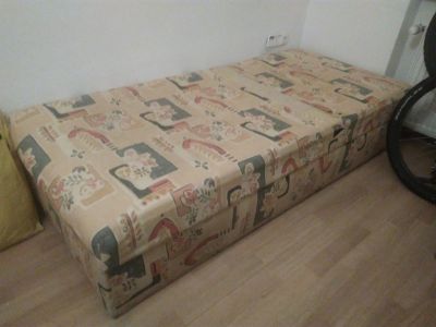 Postel/ válenda s úložným prostorem