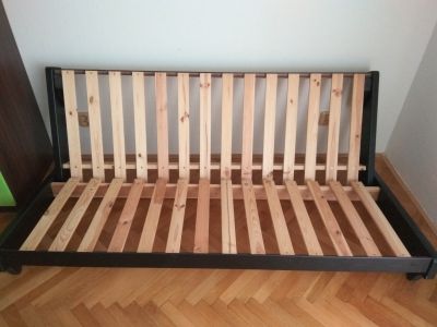 Rozkládací rám na futon.